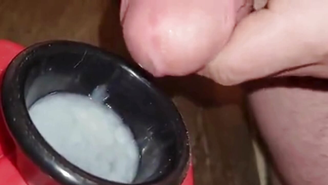 Aşırı yakın çekim büyük kalın döl dölü fincana uzatılıyor ve yutuyor