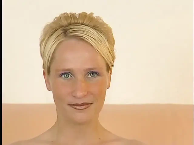 Sarışın tatlı kız klasik solo videoda amına dildo yapıyor