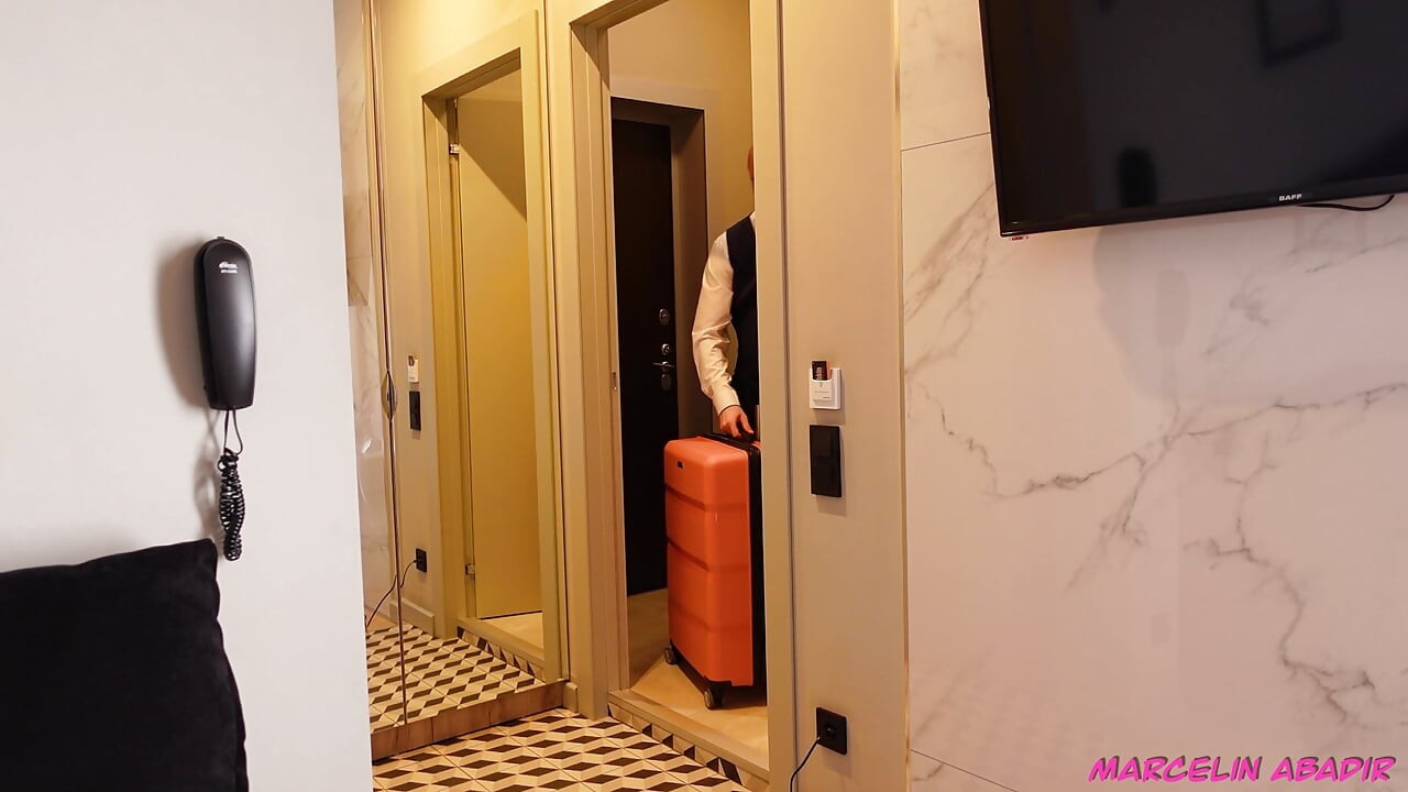 Zengin kaltak otel işçisi kendini sikiyor