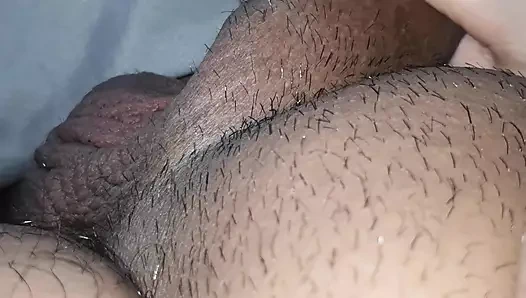 Üvey annenin eli yataktayken üvey oğlunun yarağına kayıyor