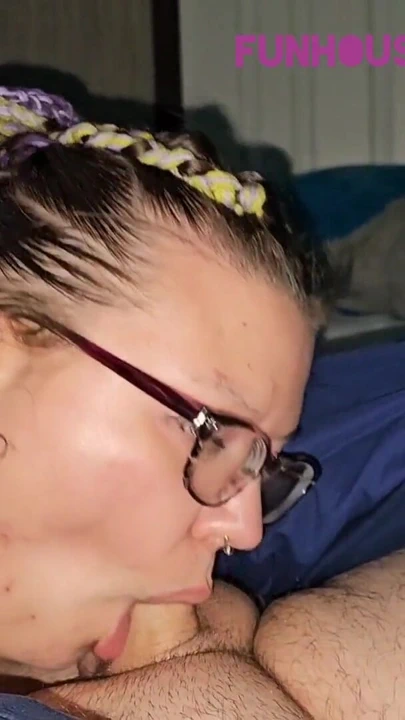 İşten sonra sakso taşaklarını boşaltıyor ve tüm dölünü yutuyor | Klip 1