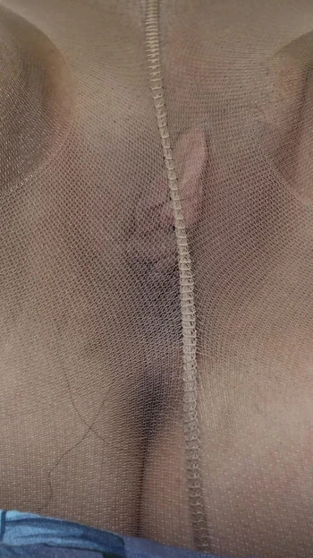 Сногсшибательный момент из "Трахаю пальцами и писаю в колготках! Красивая брюнетка!"