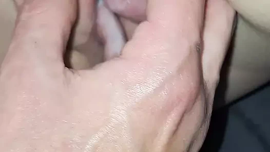 Çok yüksek sesle çığlık atıp durmak isteyene kadar yumruk sokma orgazmı.