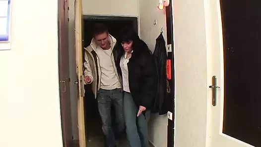 Büyük memeli nine genç adam tarafından sikiliyor