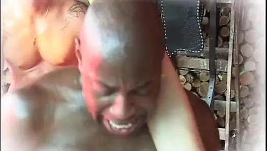 Güzel orta yaşlı seksi kadın iki canavar siyah ve beyaz yarakla sikiliyor ve ağzına boşalıyor