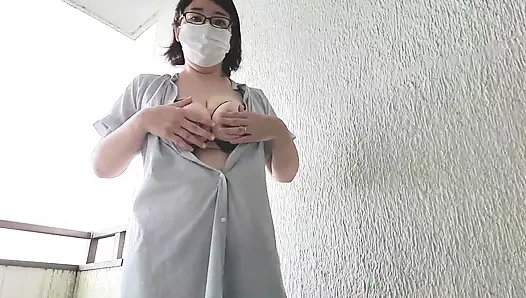 Evli bir kadın dadısı tarafından heyecanlanıyor