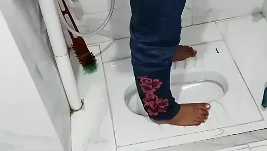 Seksi evli kadın genç kayınbiraderi ile nasıl sikişeceklerini öğretti