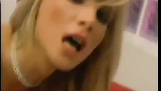 Harika göğüslü genç sarışın genç kız sert bir yarağı amına çarpıyor