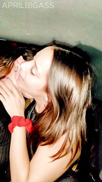 Lezbiyen öpücükler, kocam arabada her şeyi filme alıyor, "gerçek" yalama