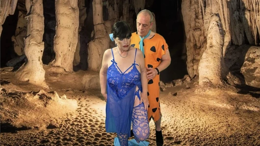 Çakmaktaşlar: nine Betty moloz mastürbasyon yapıyor, Fred'in yarağını emiyor ve onu sikiyor