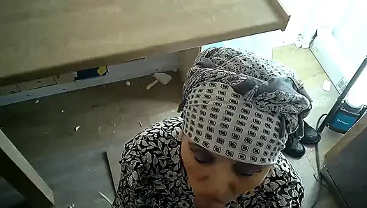 Müslüman kadın yarak emmeyi deniyor ve iyi bir iş çıkarıyor