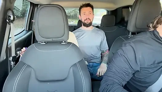 Çifti Uber'imle yakaladım ve arka koltukta kalmaları için bıraktım