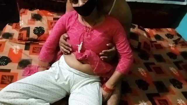 Hintli kadın sevgilisiyle romantizm yaşıyor.