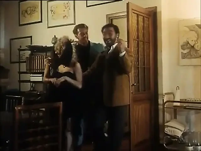 Göt sikişi göt parmaklıyor amcık yalıyor nostaljik üçlü grup seks