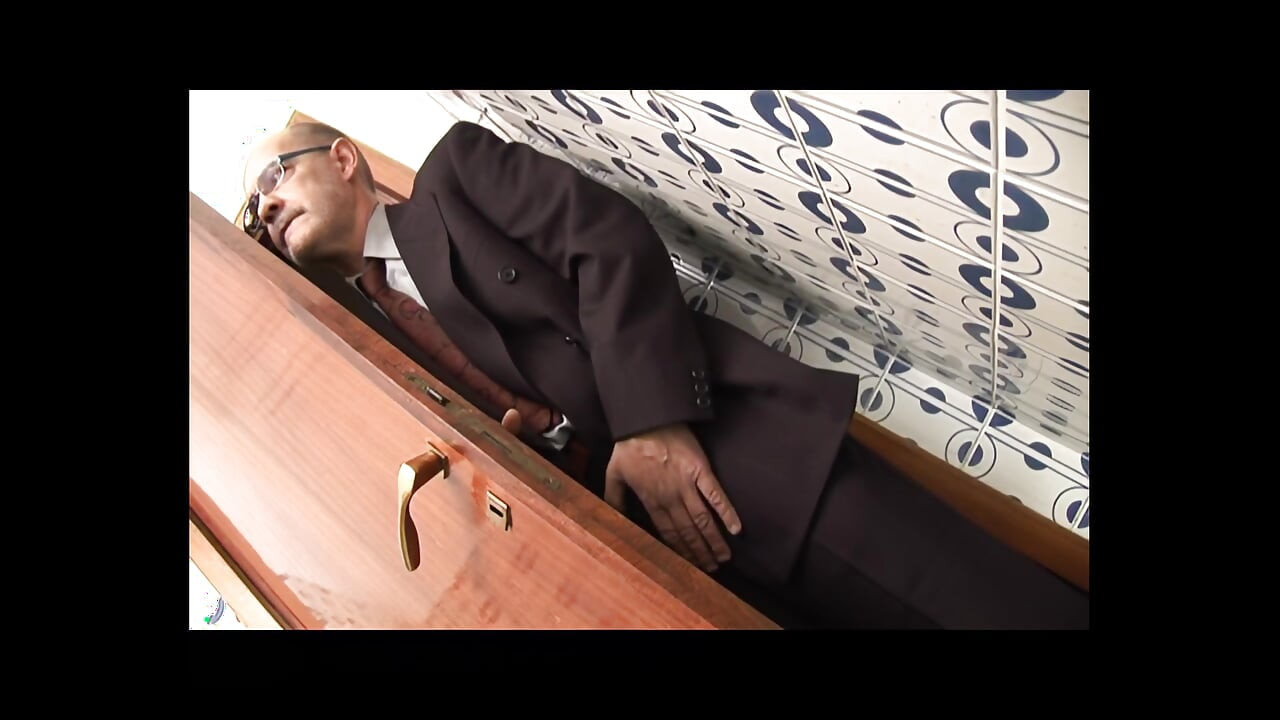 Genç esmer ve olgun horoz