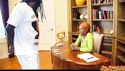 Nalliah Storm kartları okuyor ve göt yanaklarını boyatıyor