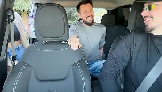 Trafikte Uber Arabasında Çift Seks - Kızıl Saçlı Sperm İçiyor Ve ağzından Damlatıyor