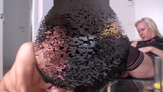 Arap köle metresinin çizmelerini temizlemek zorunda