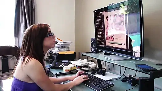 Kızıl saçlı şımarık üvey kızına üvey babası tarafından değerli bir ders veriliyor