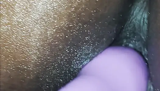 Kahverengi şekerle oynuyor!!