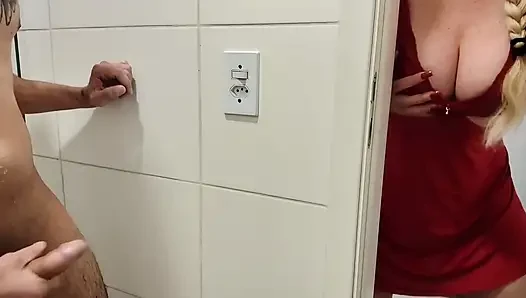 Üvey anne duşta üvey oğlunu mastürbasyon yaparken görüyor, aynını yapıyor ve sonra seks yapmak için banyoya giriyor