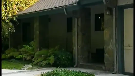 Sıska zenci adam prezervatifi kaputta bir küvetli zenciyle sikişiyor