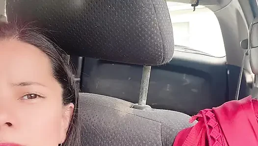 Minyon hana arabada mavi elbise içinde amcık nake gösteriyor