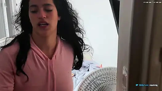 Üvey kız kardeşimi erkek arkadaşımla görüntülü görüşmede buluyorum, çok iyi mastürbasyon yapıyor