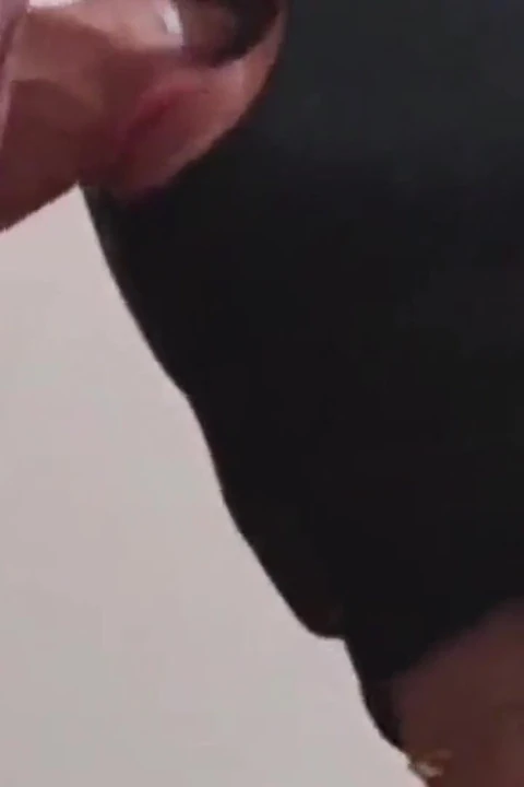 MILF ağzına bir penis alıyor ve iyi bir boşalma atışı yapıyor