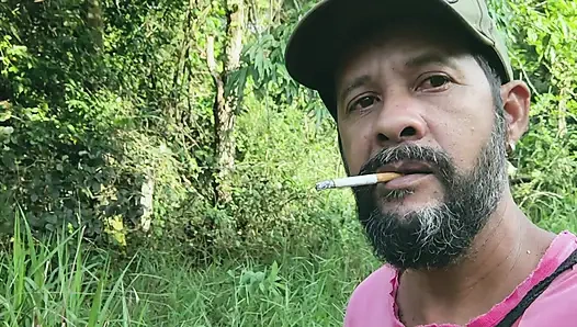 Ormanda sigara içiyor