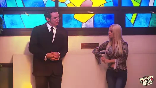 Havuz oynarken çarpıcı esmer götünü parmaklatmak için bacaklarını açıyor