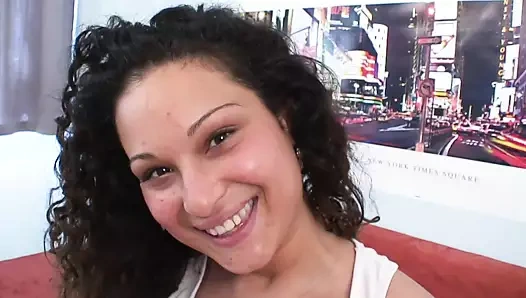 Bronzlaşmış vücutlu ve mükemmel güzel seksi esmer kadın