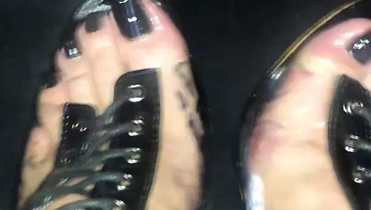 Çıplak ayaklı, siyah parmaklı, şeffaf topuklu arabada