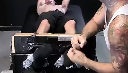 Gıdıklama ustası ölçülü itaatkar için hilelerini gösteriyor