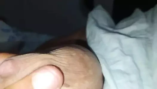 Kremsi amcığımın çok yakın çekim gerçek büyük bir yarakla sikiliyor ve şehvetle fışkırtıyor