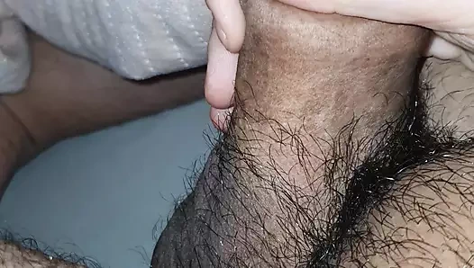 Üvey anne üvey oğlunun yarağını sıvazlıyor ve onu sert yapıyor