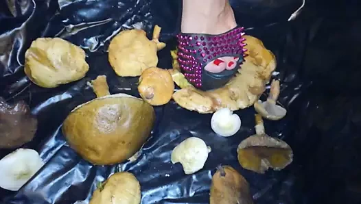 Bayan, mantarları aşırı yüksek topuklu ayakkabılarla eziyorum.