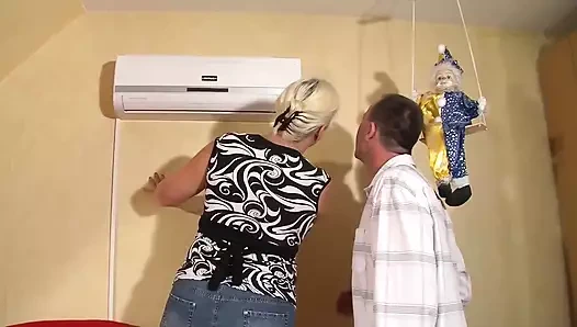 Olgun sarışın kocasını onunla seks yapmaya kandırıyor