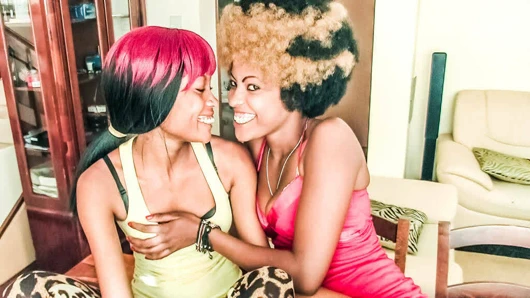 Partiden sonra bu utangaç nijeryalı bebekleri bir üçlü için seçtim