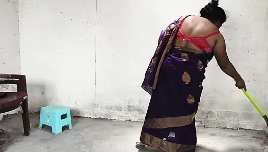 Karısı pazara gittiğinde hizmetçiyle seks