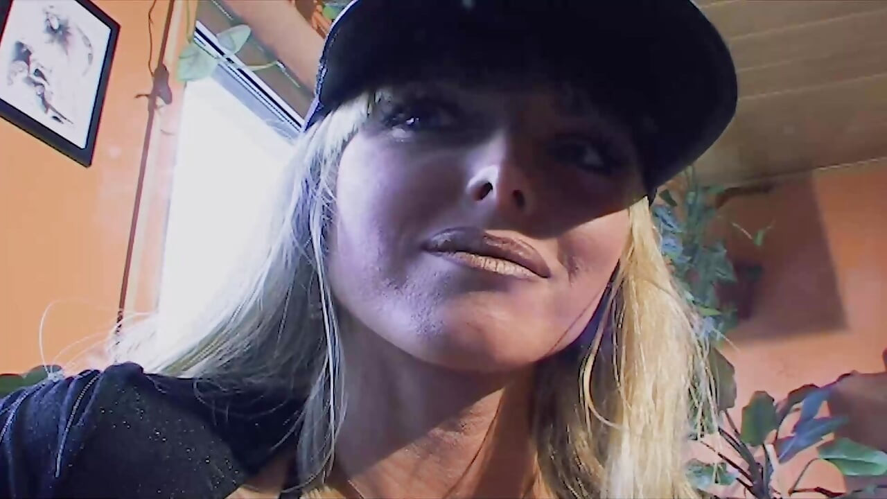 Bir busty sarışın milf itibaren Germany oynama ile bir küçük dong