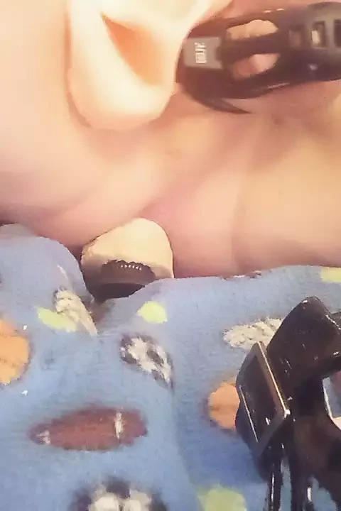 Mellissa принимает ее дилдо глубоко