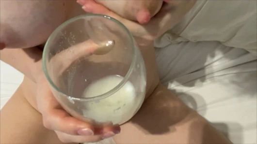 Göğüslerini sağmaya başladı... Ve gelmeye devam etti