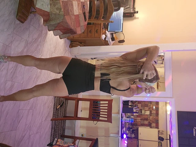 Benimle dans et baba... Dışarısı soğuk. Bütün gece sıcak vücudunu benimkinin yanında hissetmek istiyorum