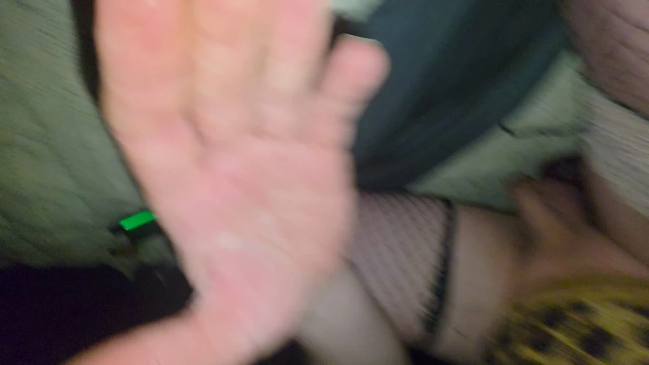 Götte pembe dildo ile kapıdan çıkma eğlencesi