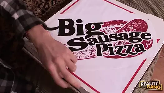 Büyük sosisli pizza - nicole aniston