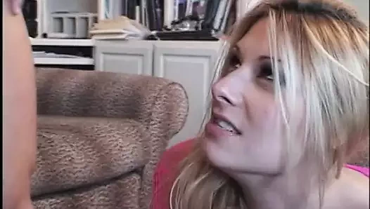 Küçük memeli sevimli sarışın kanepede iki dudes tarafından çift kişilik nüfuz alır