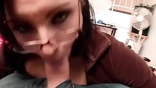 Gözlüklü seksi hatun uzun yaraklı bu adama sakso çekiyor