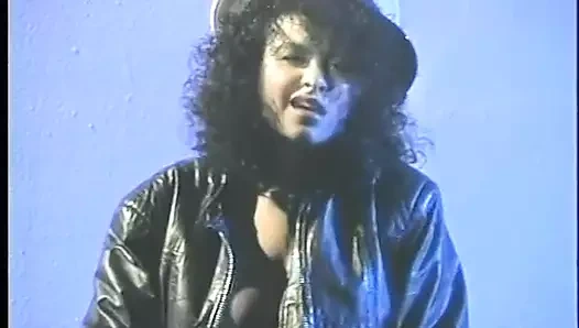 Çift kamyonun arkasında sikişiyor