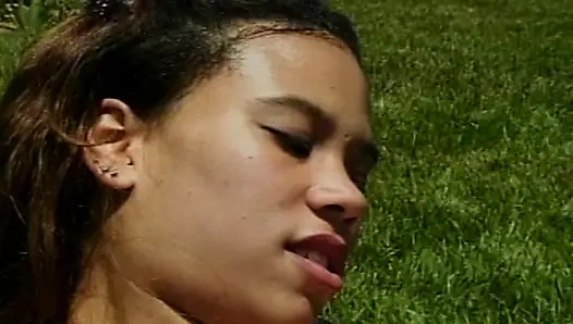 Sarışın sürtük açık havada ateşli Asyalı bebeği dildoyla sikiyor